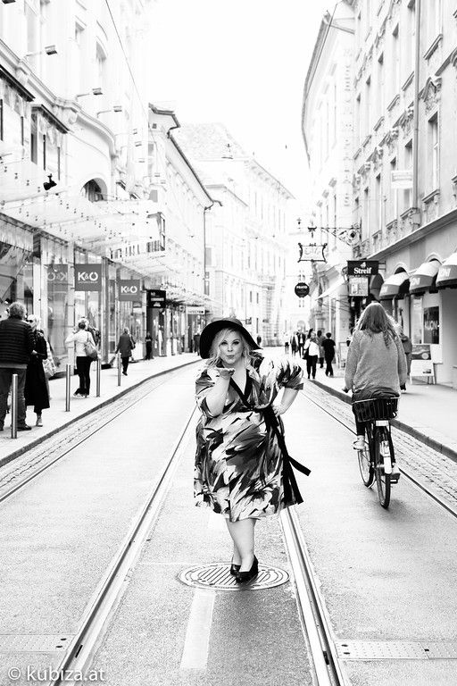 Fotoshooting von Rebecca Jahn mit kubiza auf der Straße in Schwarz-Weiß