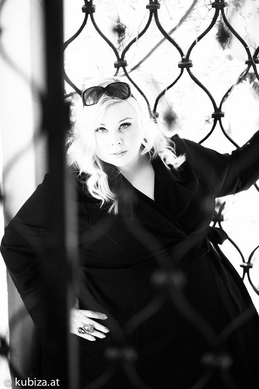 Fotoshooting von Rebecca Jahn mit kubiza in Schwarz-Weiß