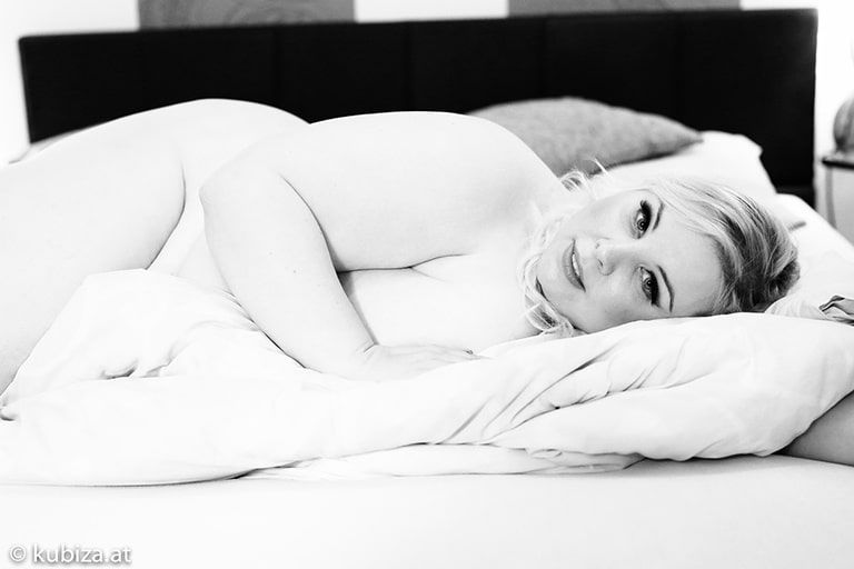 Fotoshooting von Rebecca Jahn mit kubiza im Bett in Schwarz-Weiß